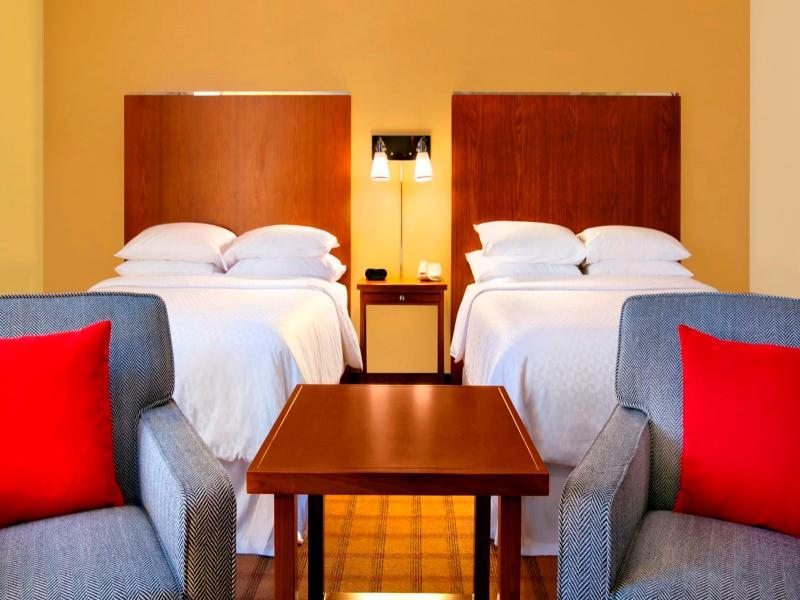 Hotel Four Points By Sheraton Victoria Gateway 4*