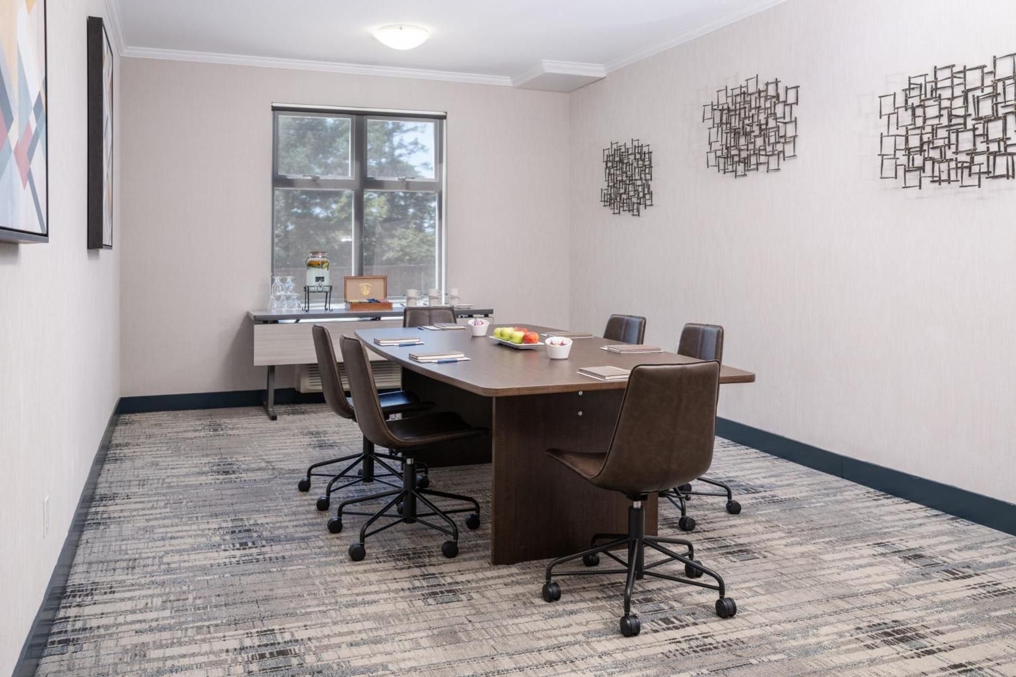 Four Points By Sheraton Victoria Gateway Hotel 4*