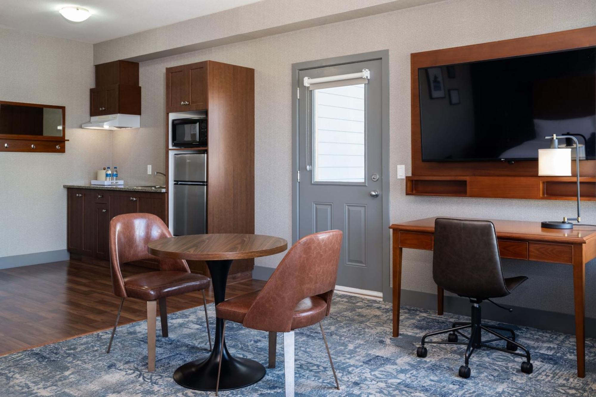 Four Points By Sheraton Victoria Gateway Hotel 4*