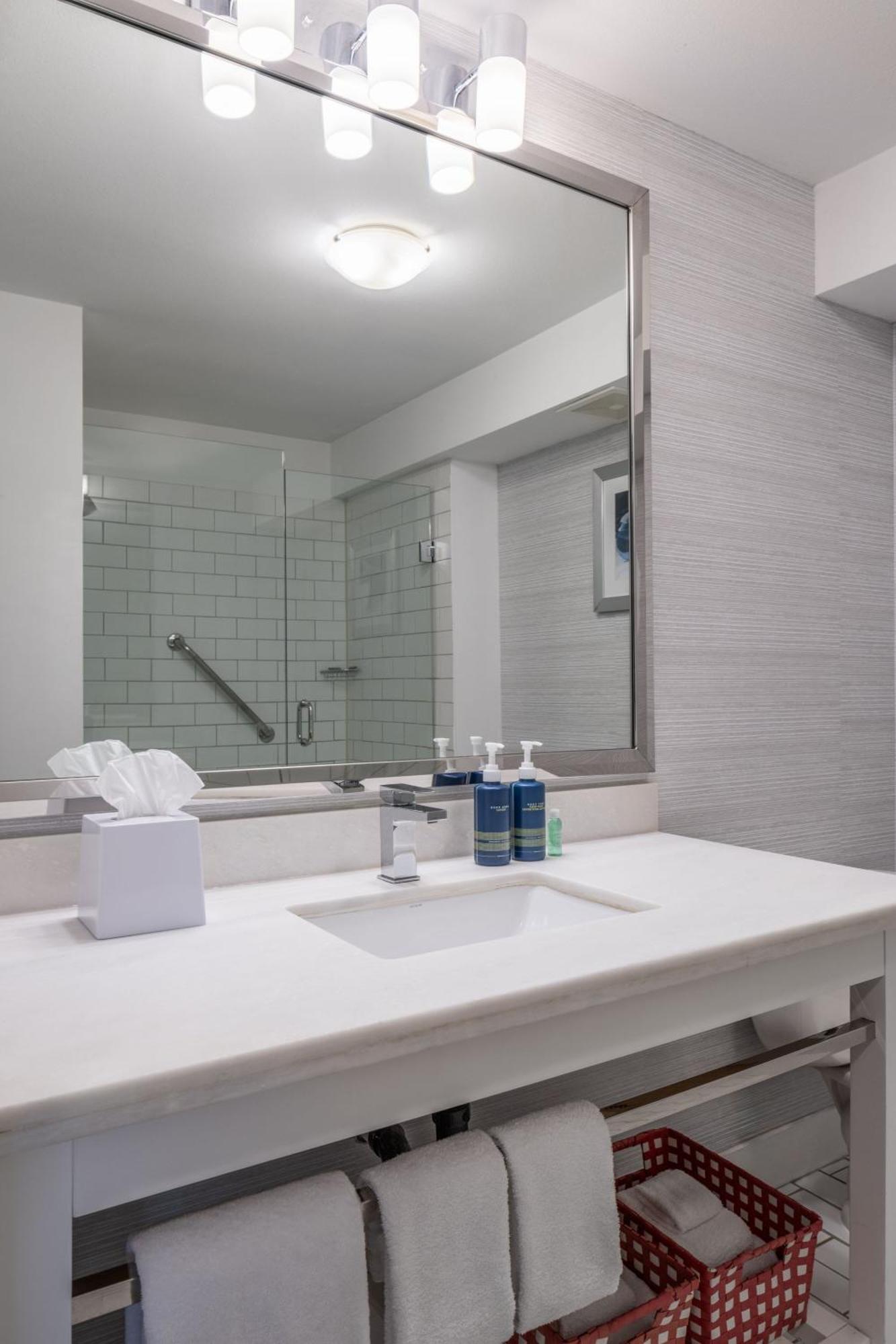 Hotel Four Points By Sheraton Victoria Gateway 4*