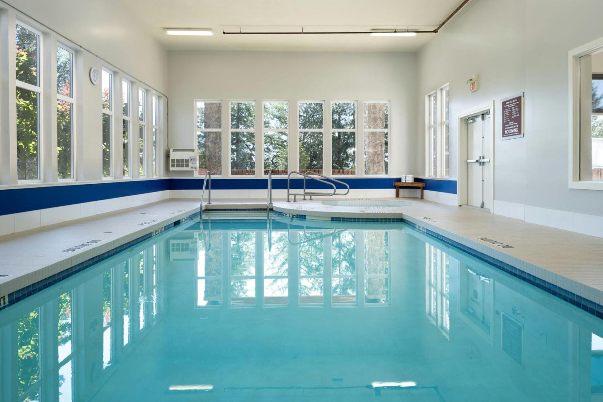 Hotel Four Points By Sheraton Victoria Gateway 4*