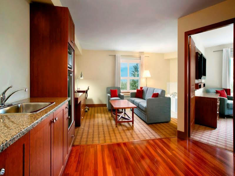 Four Points By Sheraton Victoria Gateway Hotel 4*