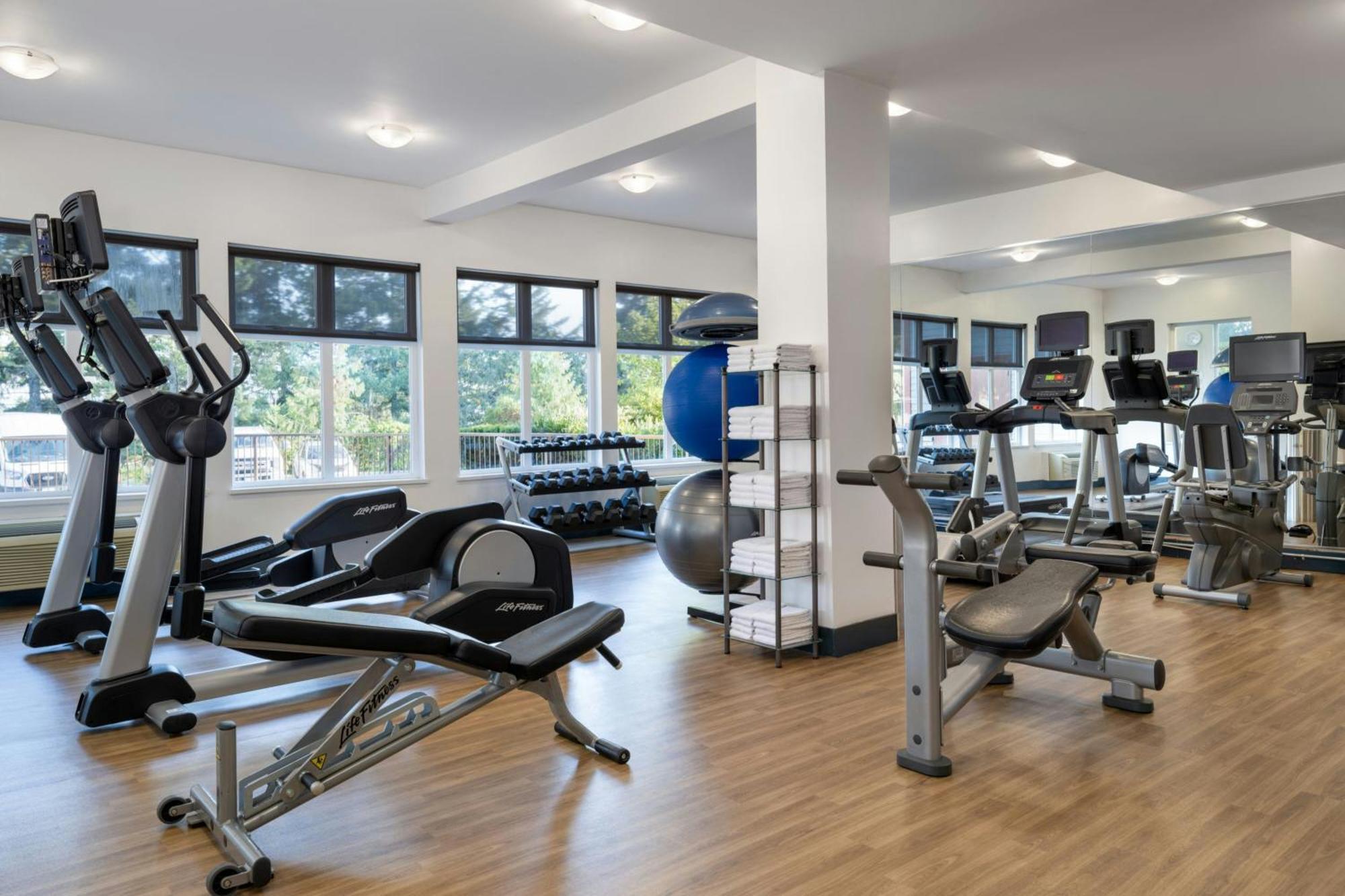 Four Points By Sheraton Victoria Gateway Hotel 4*
